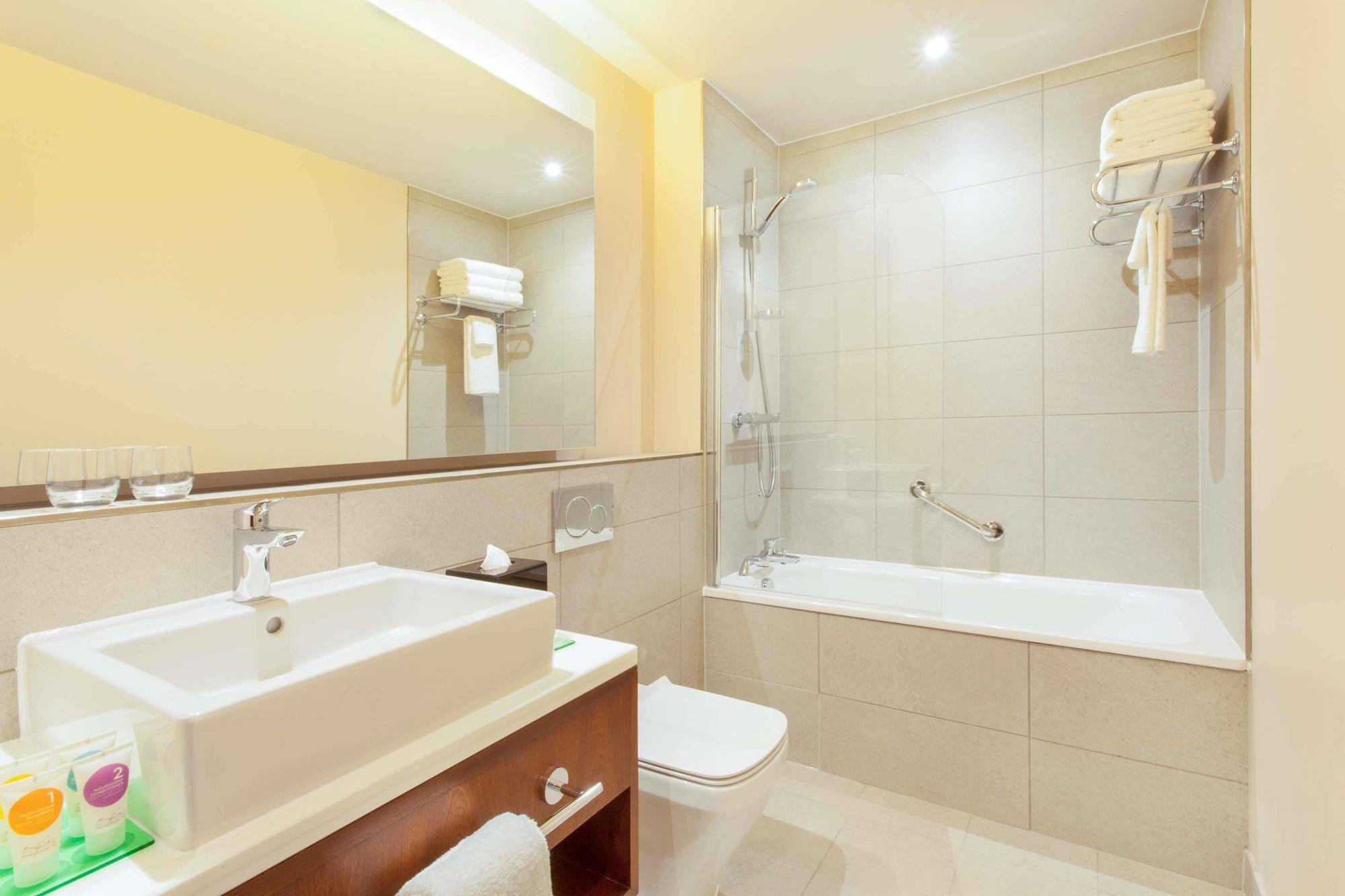 Hyatt Place West London Hayes Хейс Экстерьер фото